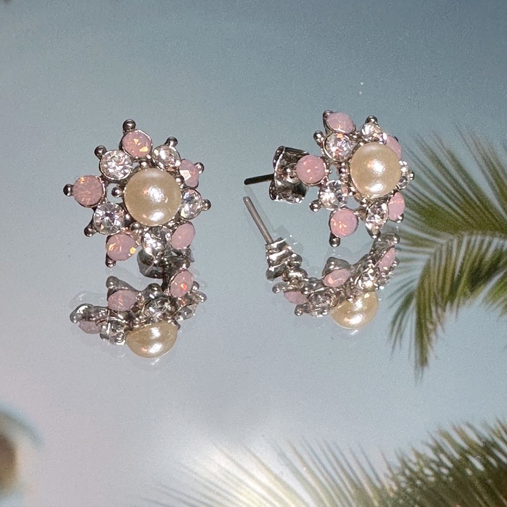 Flower Earring - Picture 2 of 3